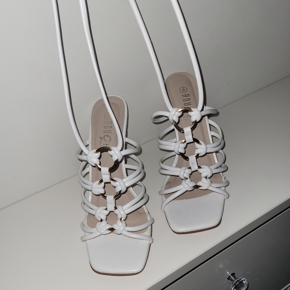 Tie around heel in white, size 8